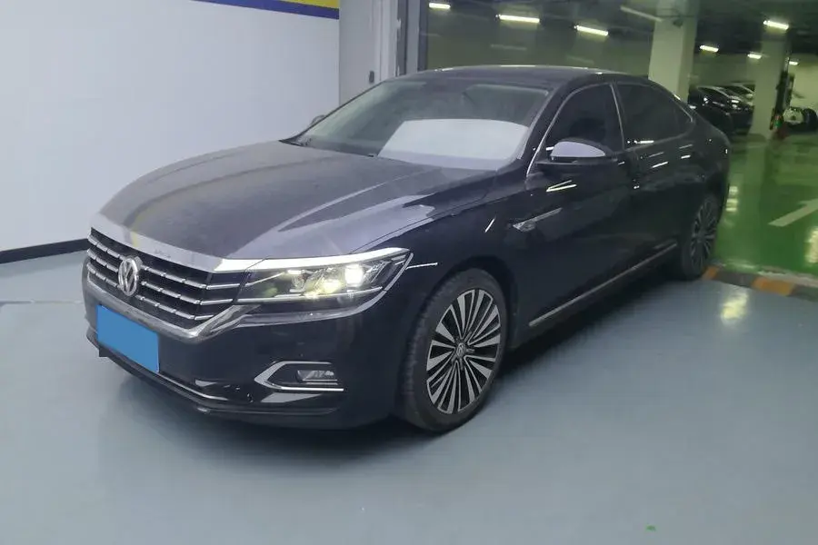 2019 VOLKSWAGEN PASSAT view 1