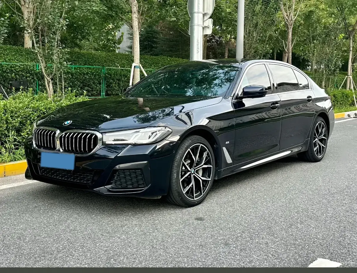 2022 BMW 5 view 1