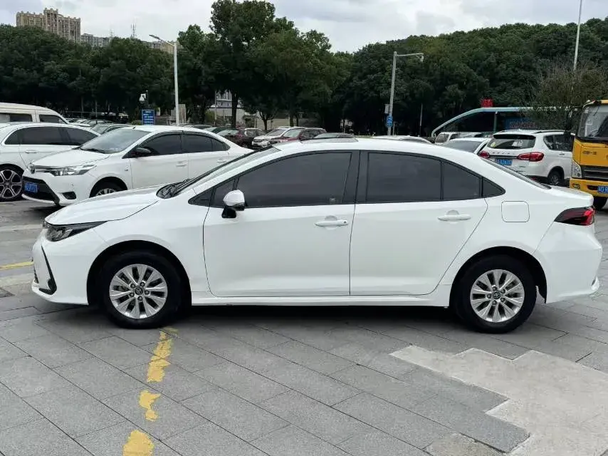2019 TOYOTA COROLLA thumbnail 3