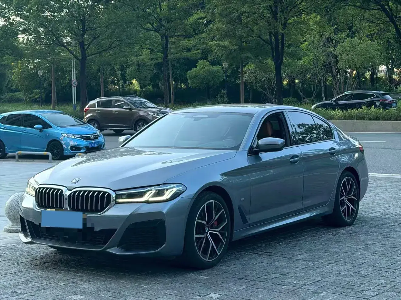 2022 BMW 5 view 1
