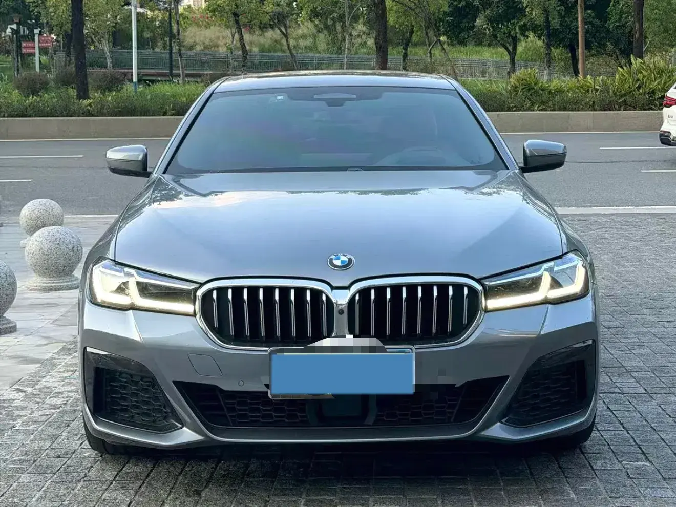 2022 BMW 5 thumbnail 2