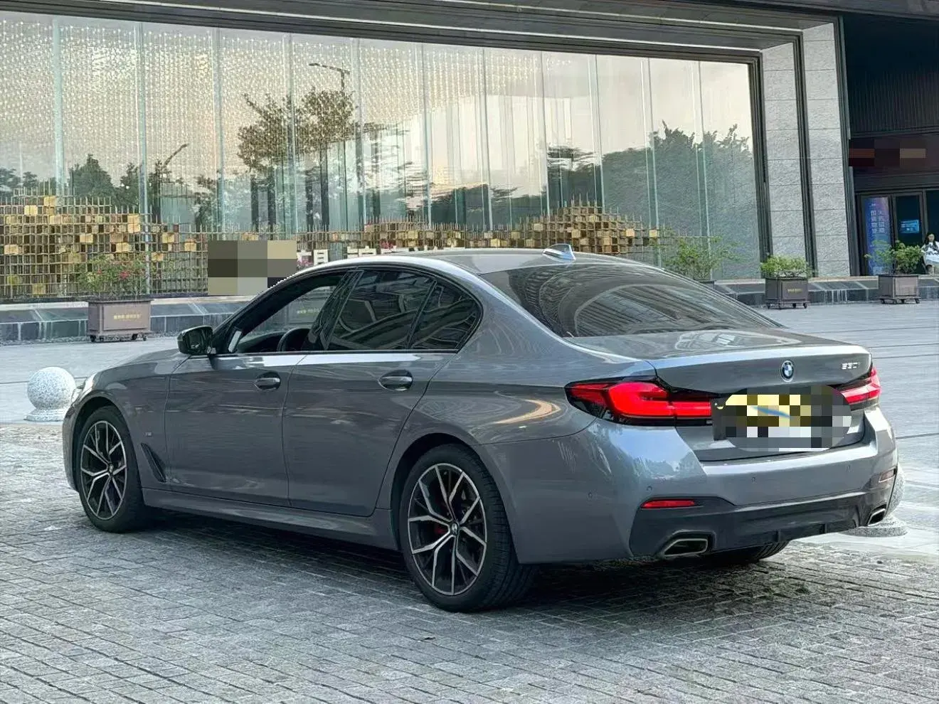 2022 BMW 5 thumbnail 3