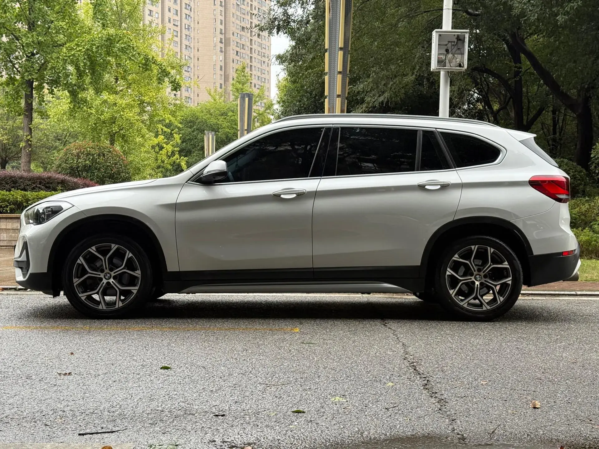 2021 BMW X1 thumbnail 4
