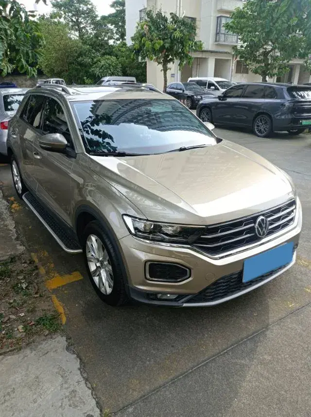 2021 VOLKSWAGEN T-ROC thumbnail 3