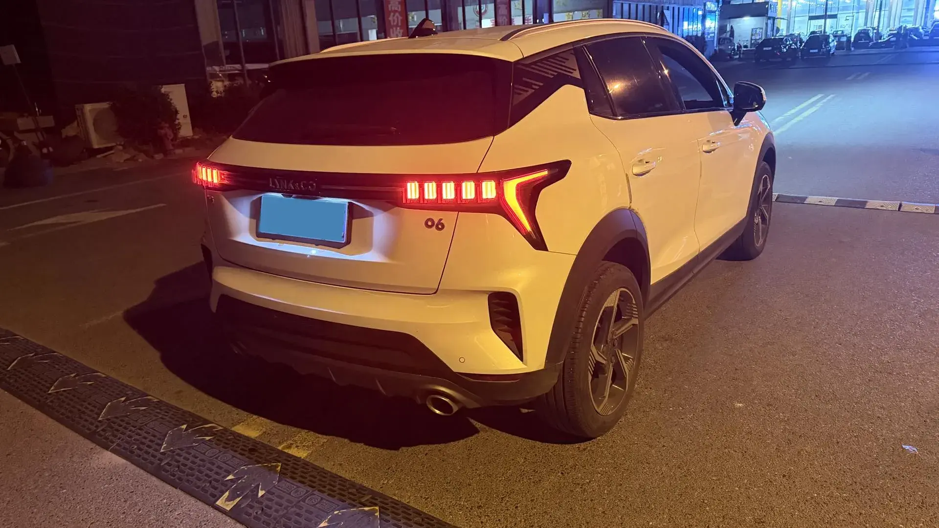 2023 LYNK&CO 06 thumbnail 3