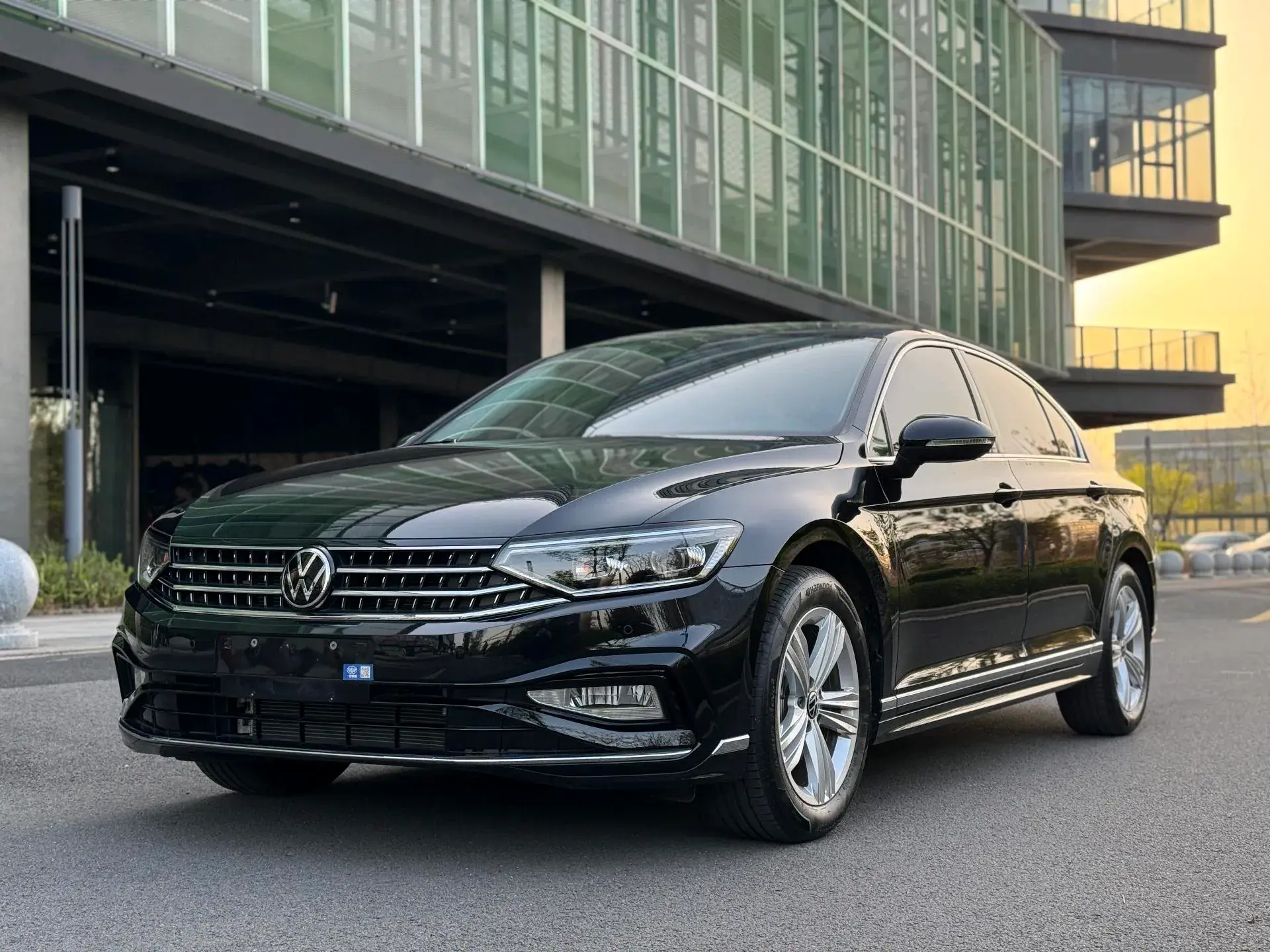 2023 VOLKSWAGEN MAGOTAN view 1