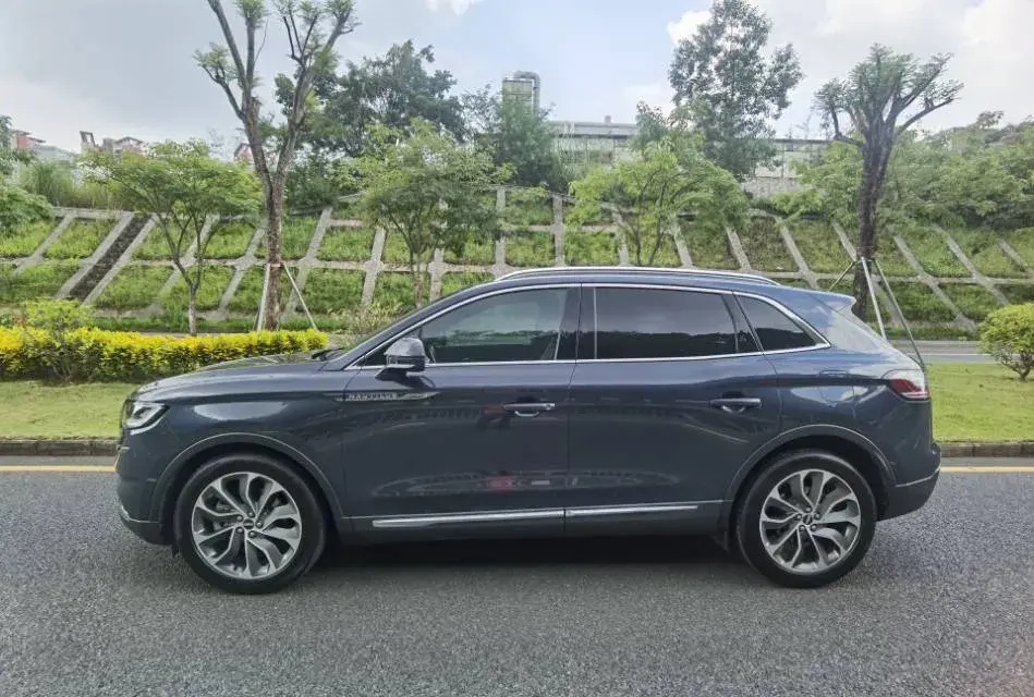 2021 LINCOLN NAUTILUS thumbnail 3