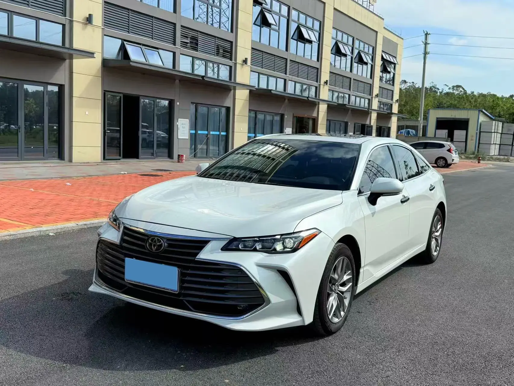 2019 TOYOTA AVALON view 1
