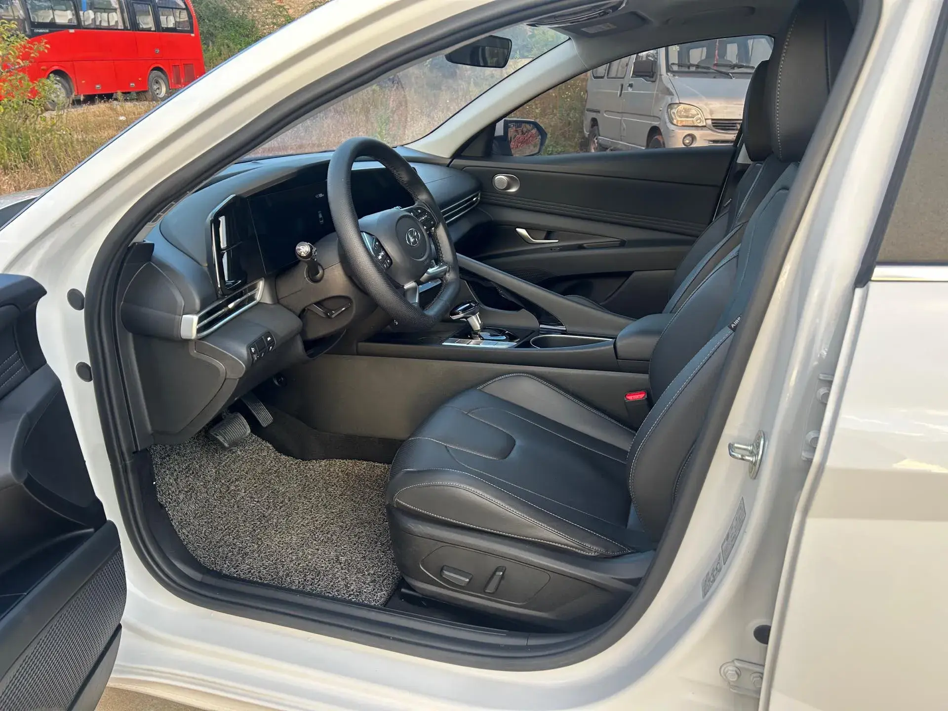 2022 HYUNDAI ELANTRA thumbnail 3