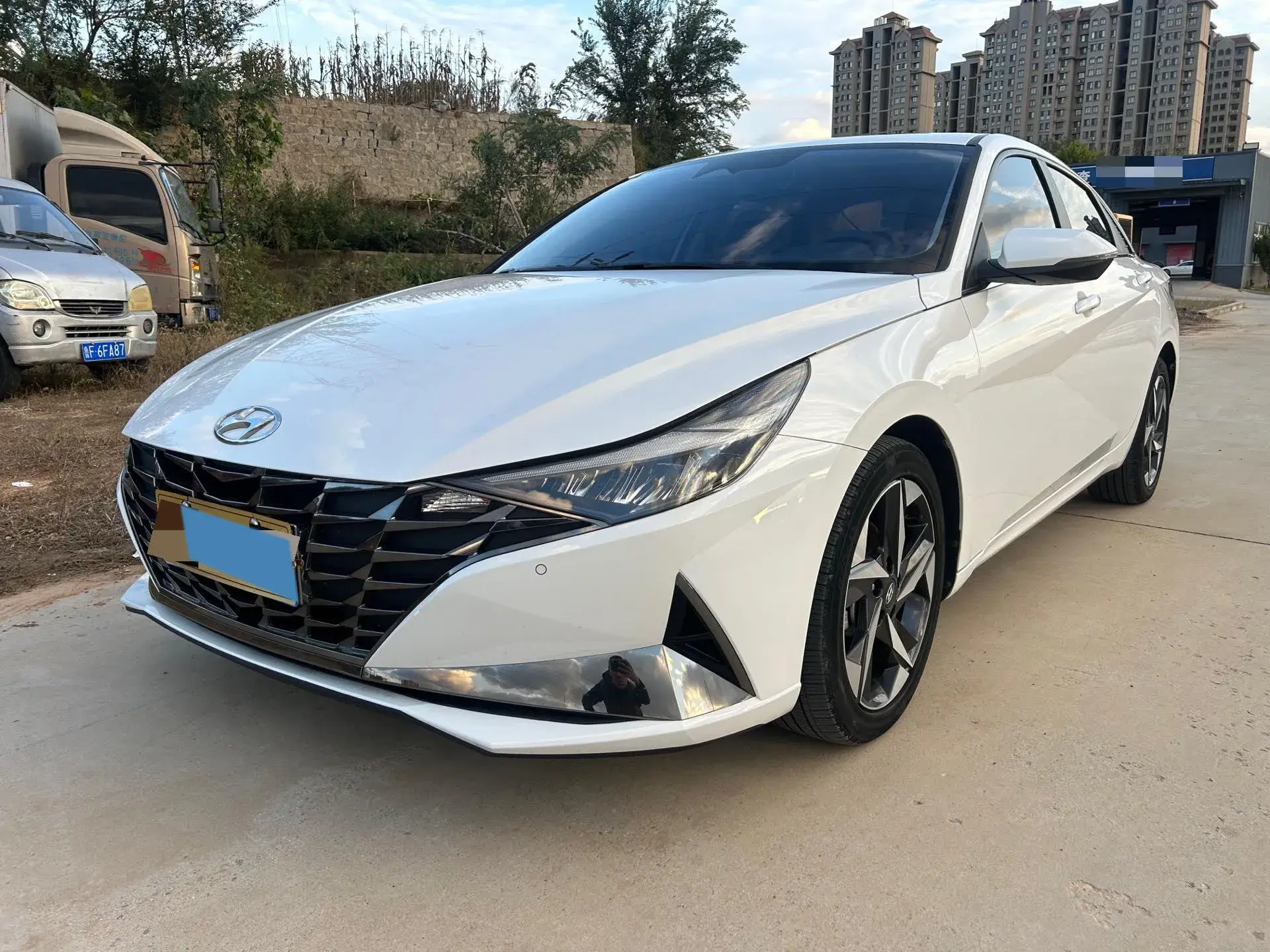 2022 HYUNDAI ELANTRA view 1