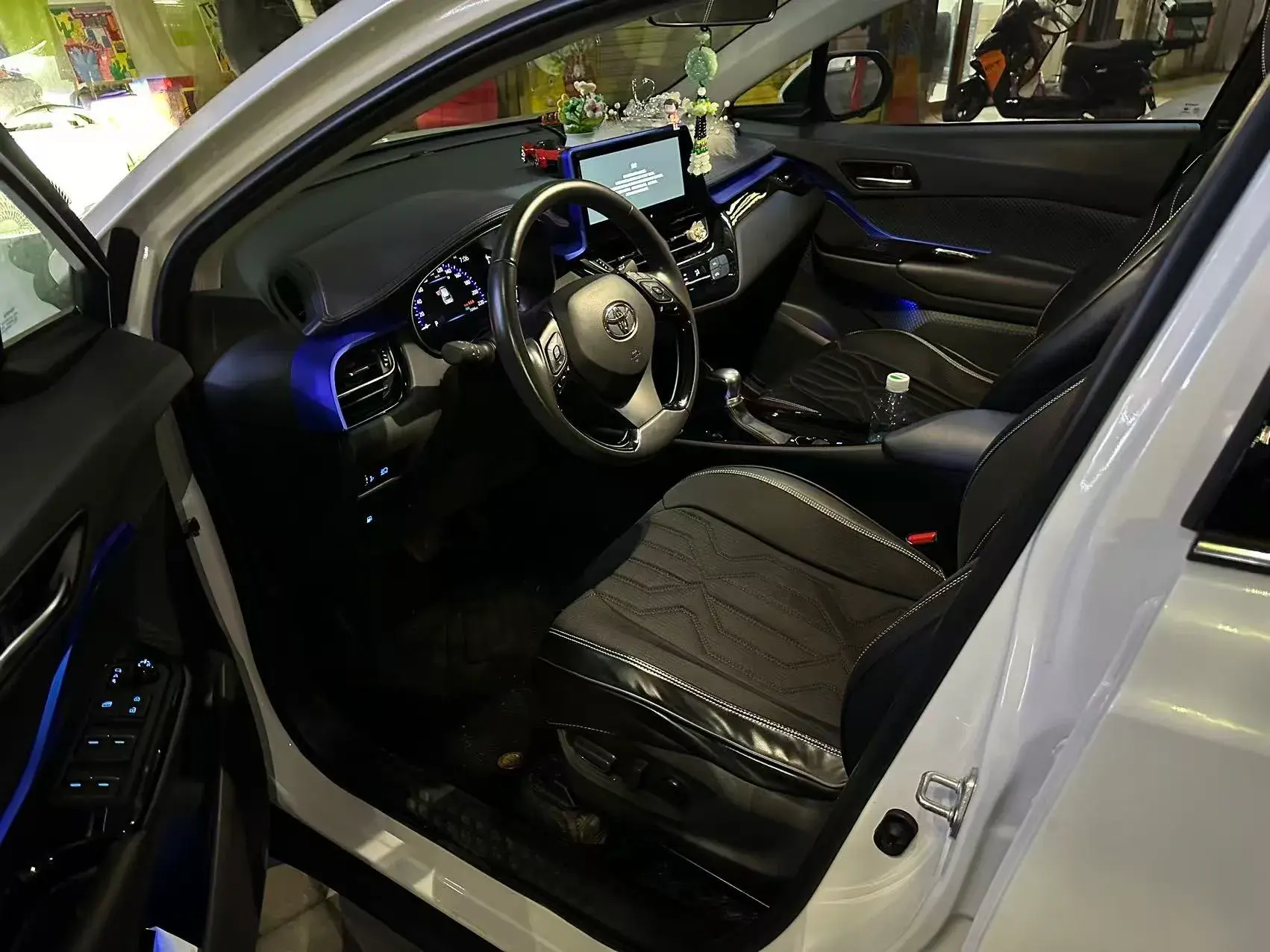 2023 TOYOTA C-HR thumbnail 4