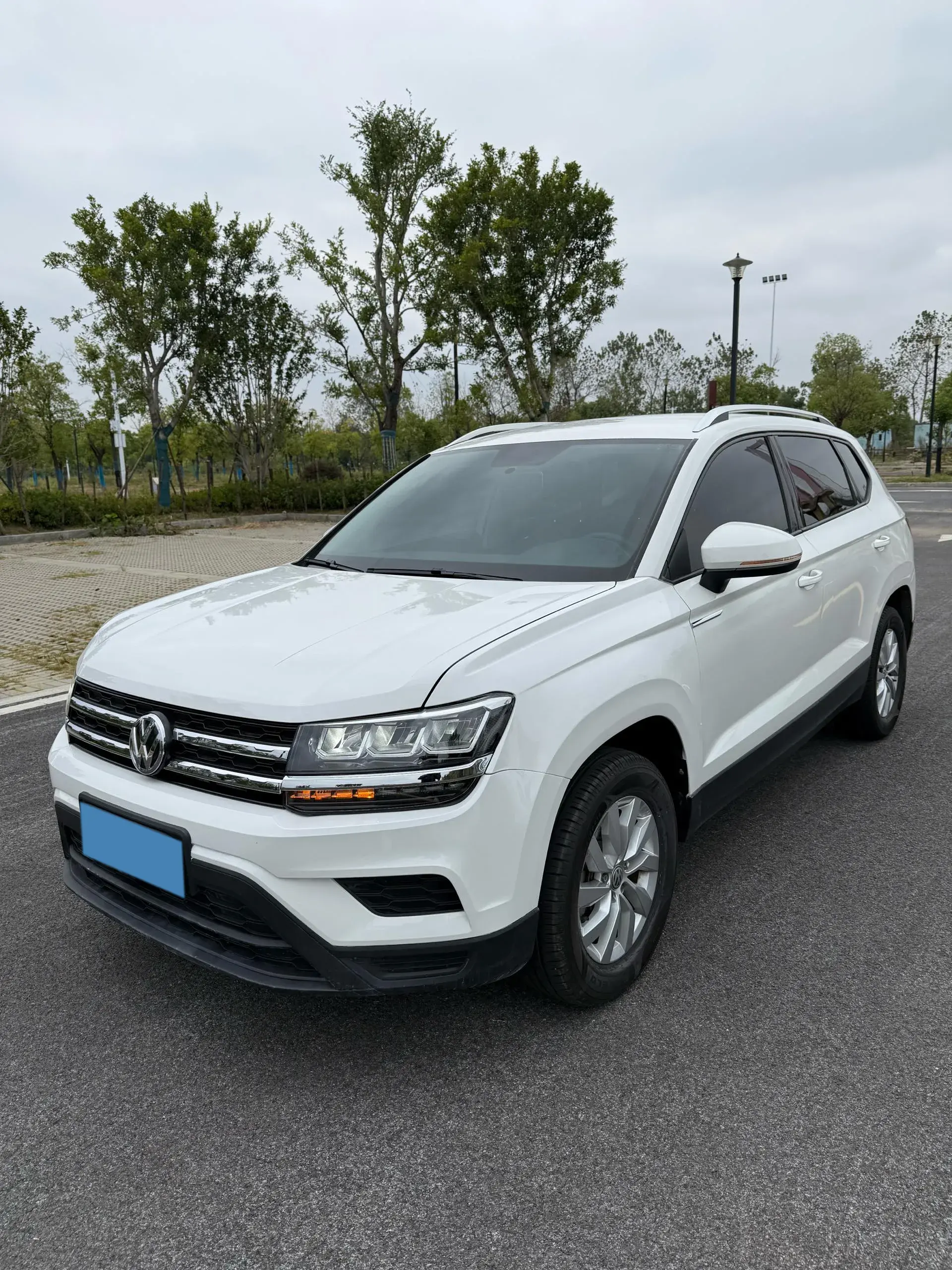 2020 VOLKSWAGEN THARU view 1