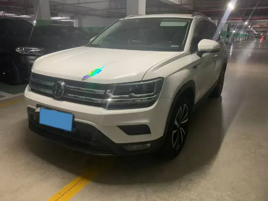 2021 VOLKSWAGEN THARU view 1