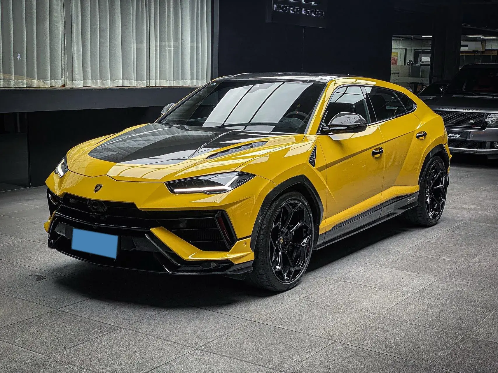 2021 LAMBORGHINI URUS view 1