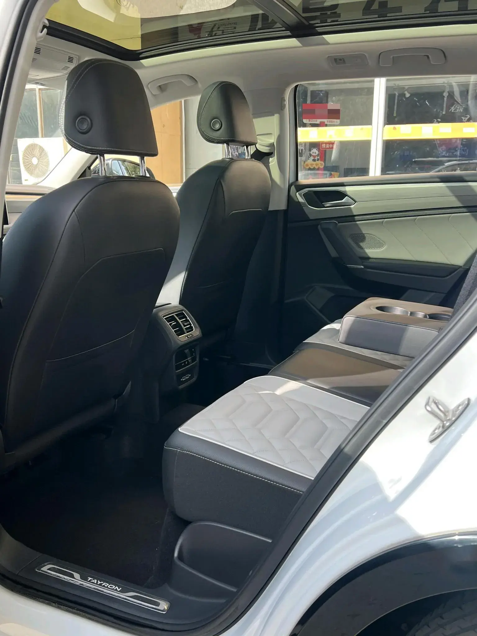 2023 VOLKSWAGEN TAYRON thumbnail 4