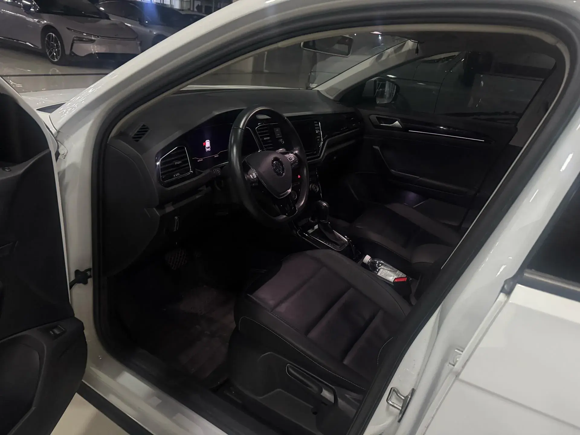 2020 VOLKSWAGEN T-ROC thumbnail 3