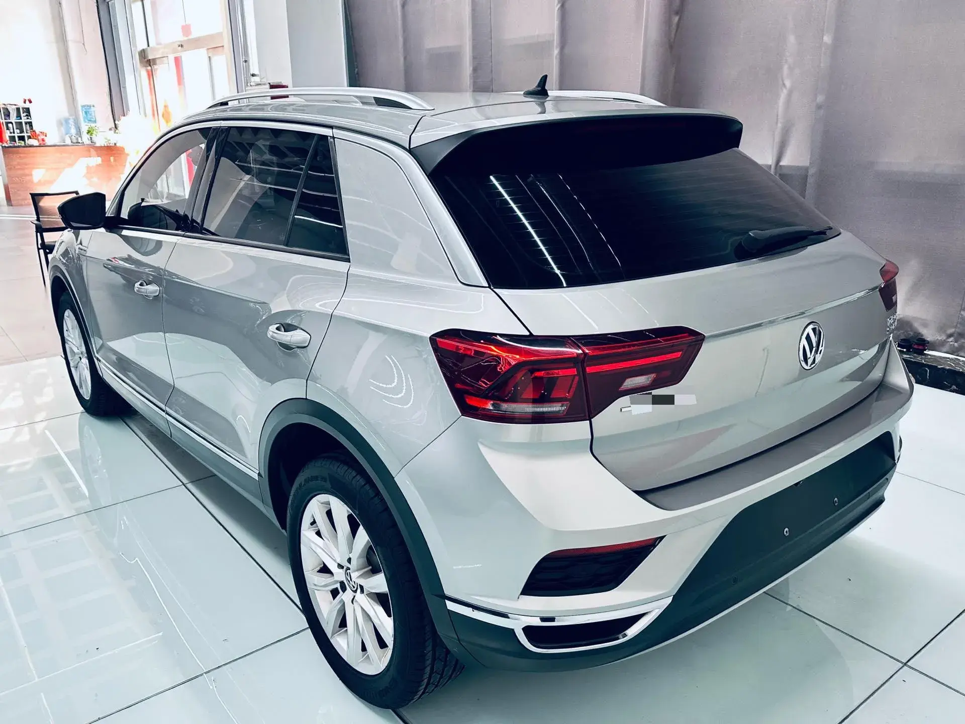 2018 VOLKSWAGEN T-ROC thumbnail 4