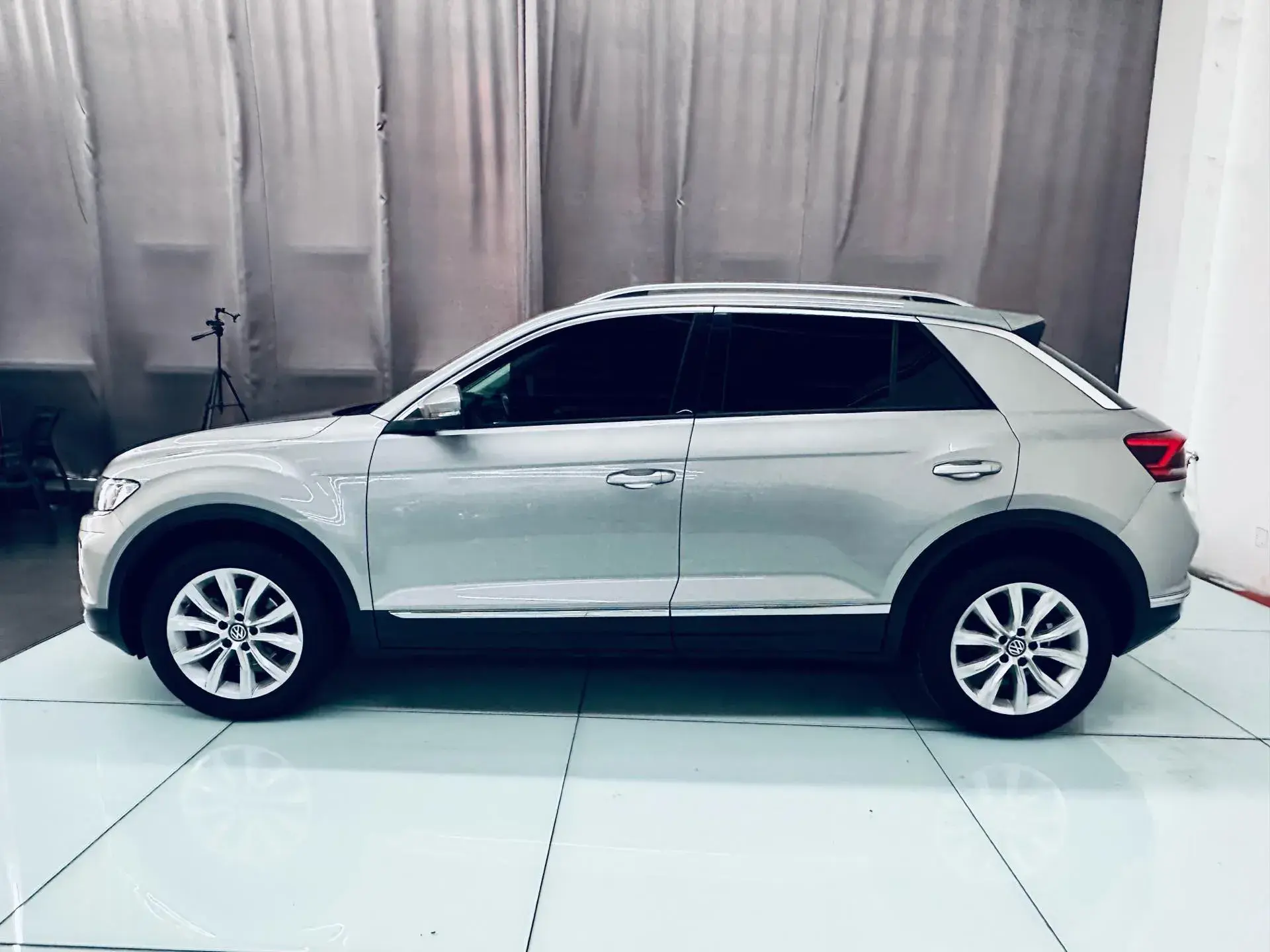 2018 VOLKSWAGEN T-ROC thumbnail 3