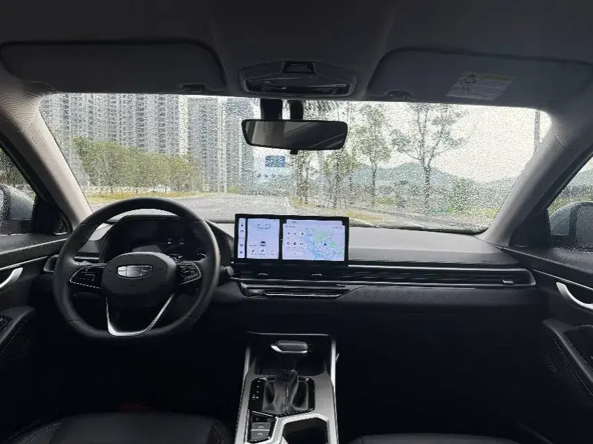 2025 GEELY EMGRAND thumbnail 4