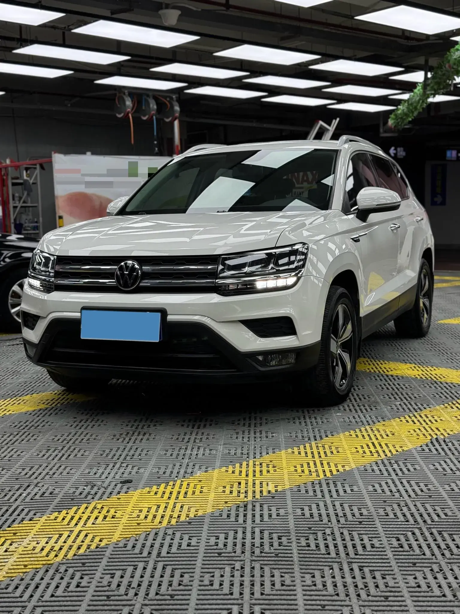 2021 VOLKSWAGEN THARU view 1