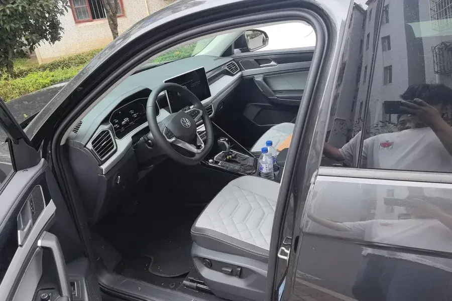 2025 VOLKSWAGEN TAYRON thumbnail 3