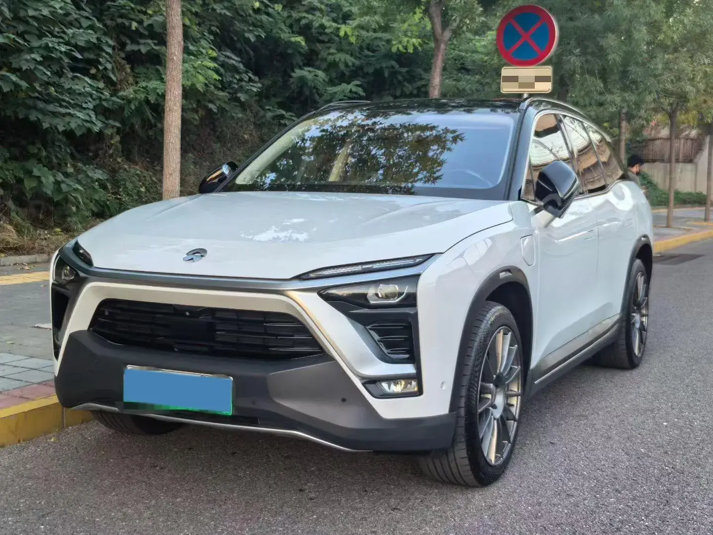 2018 NIO ES8 view 1