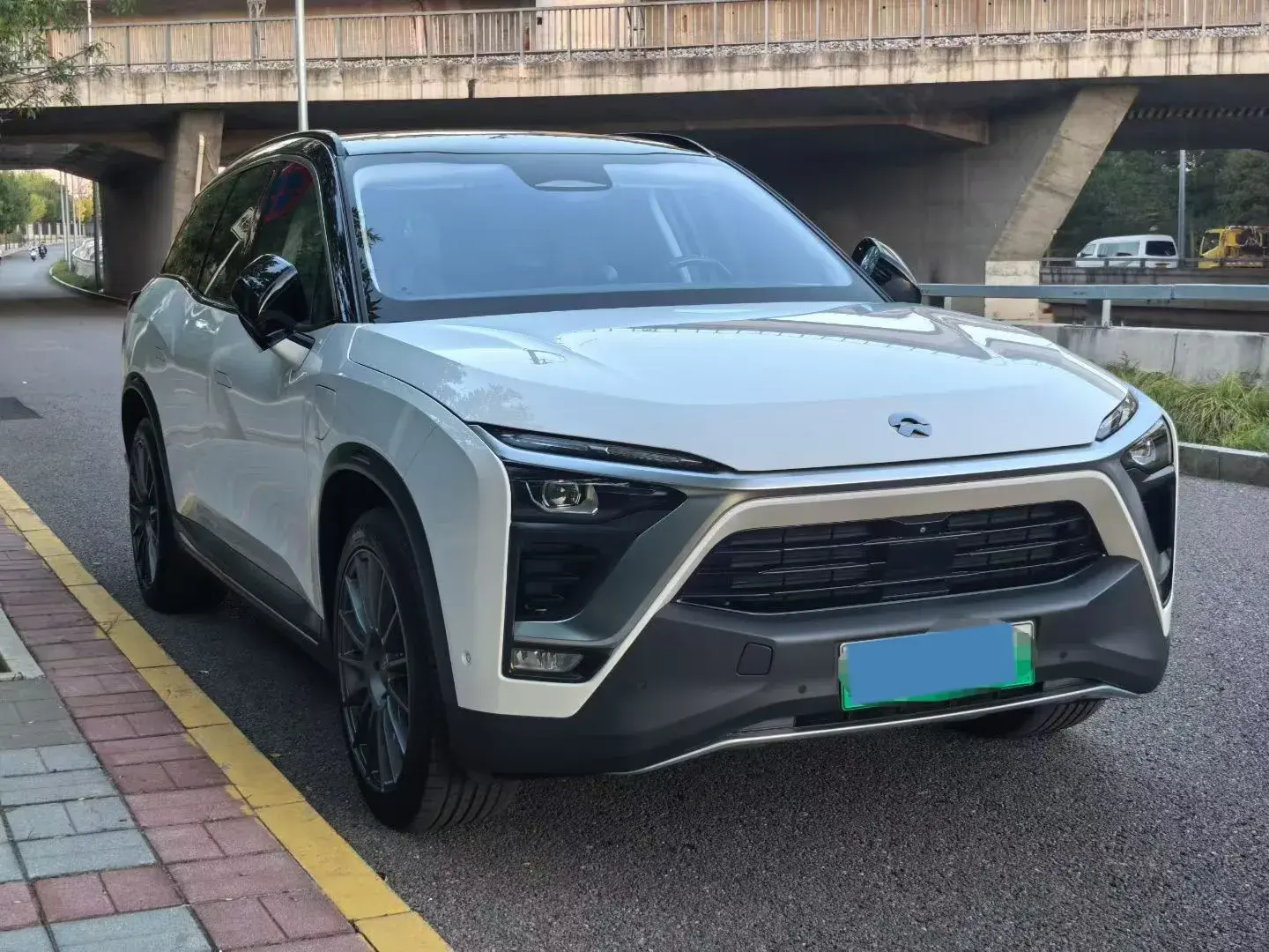 2018 NIO ES8 thumbnail 3