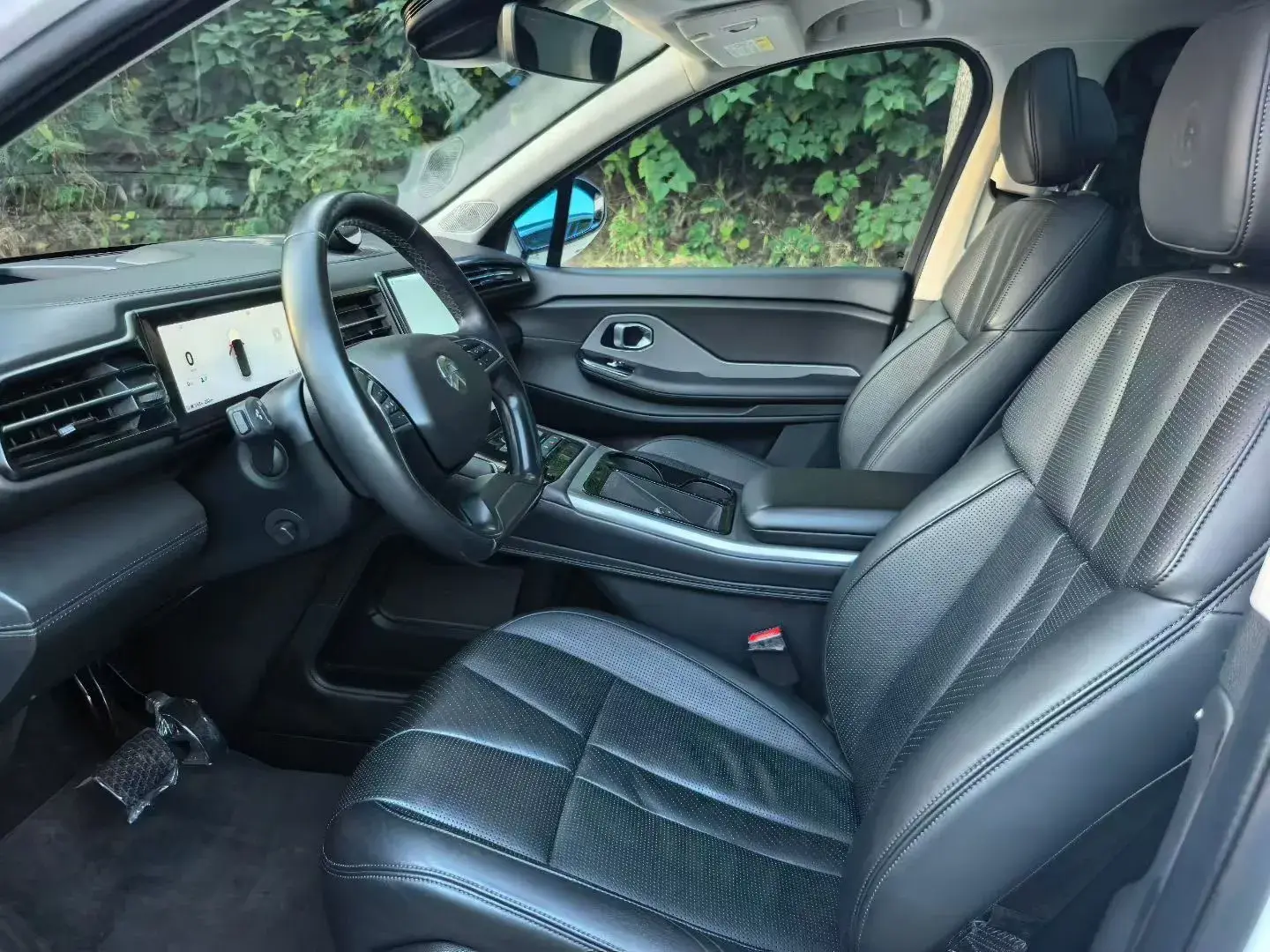 2018 NIO ES8 thumbnail 4