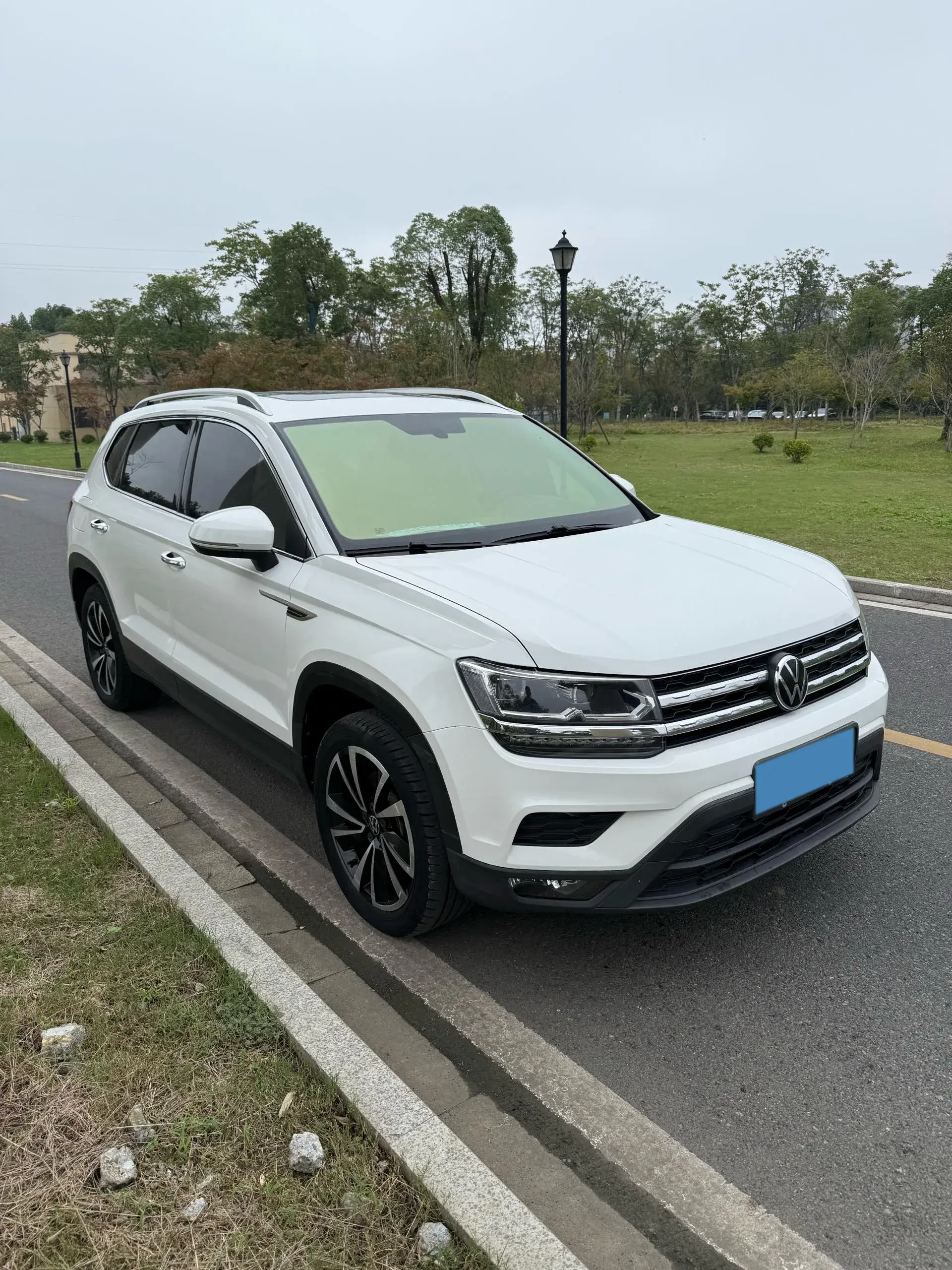2021 VOLKSWAGEN THARU thumbnail 3