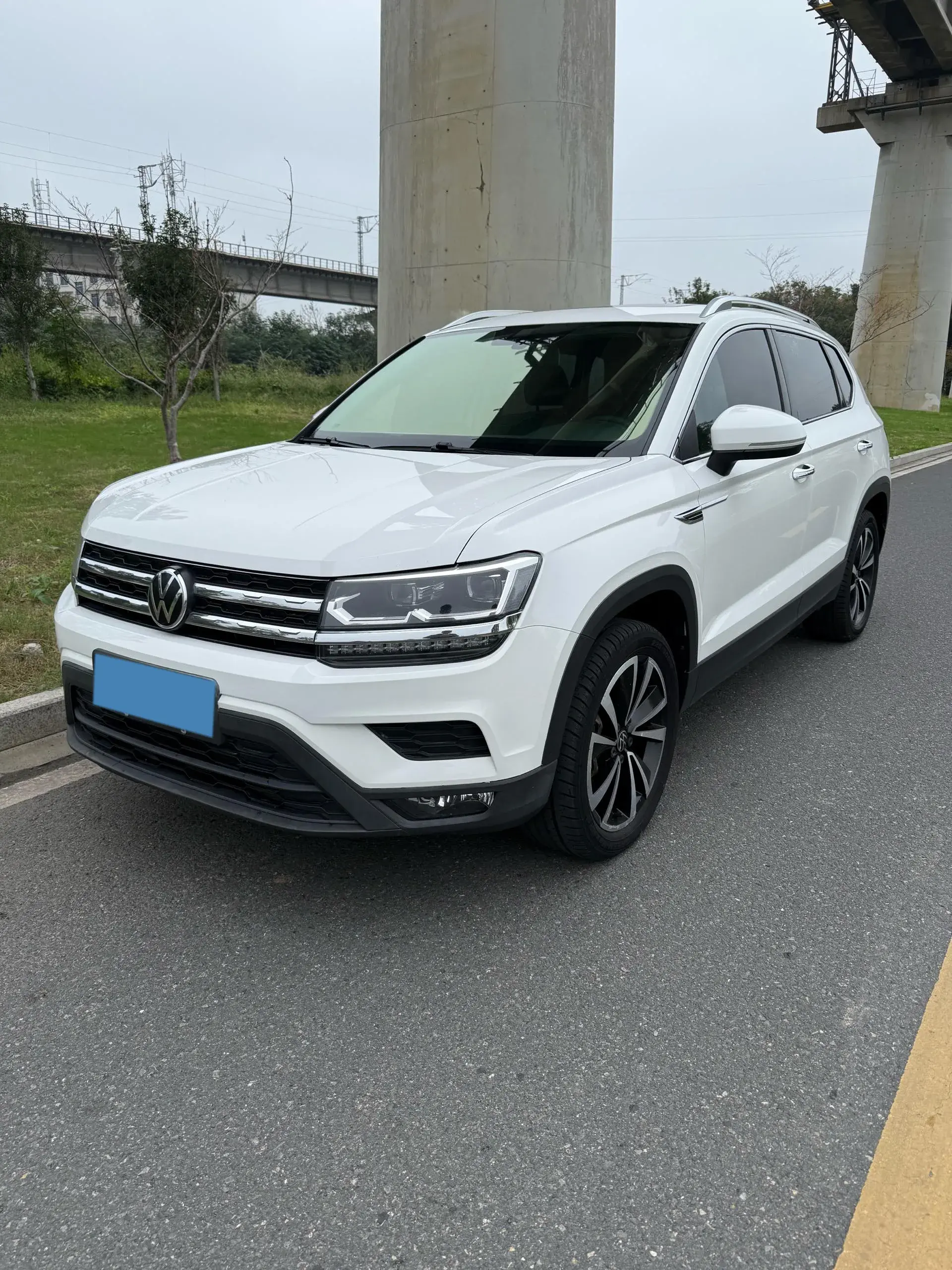 2021 VOLKSWAGEN THARU view 1