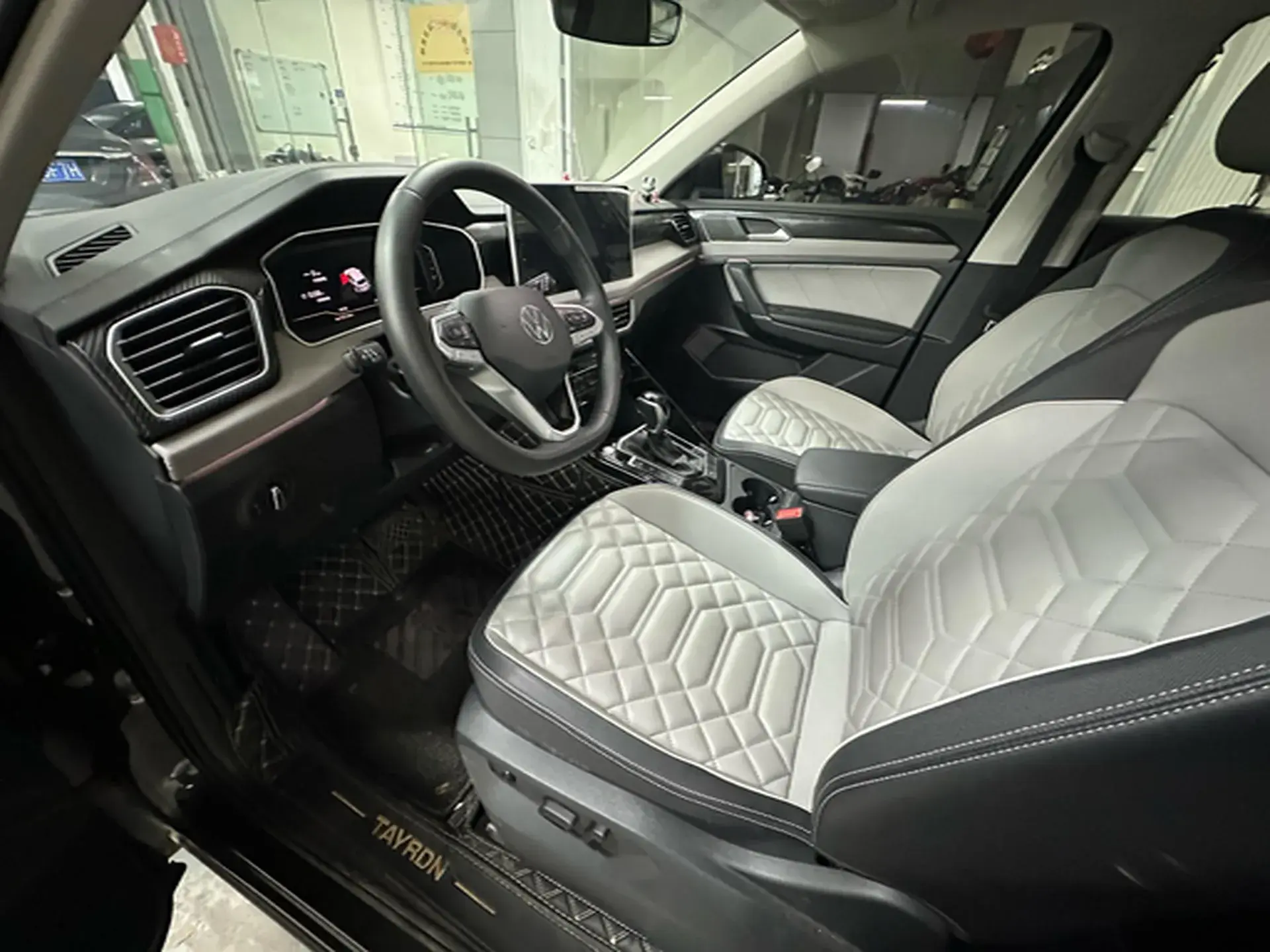 2024 VOLKSWAGEN TAYRON thumbnail 4