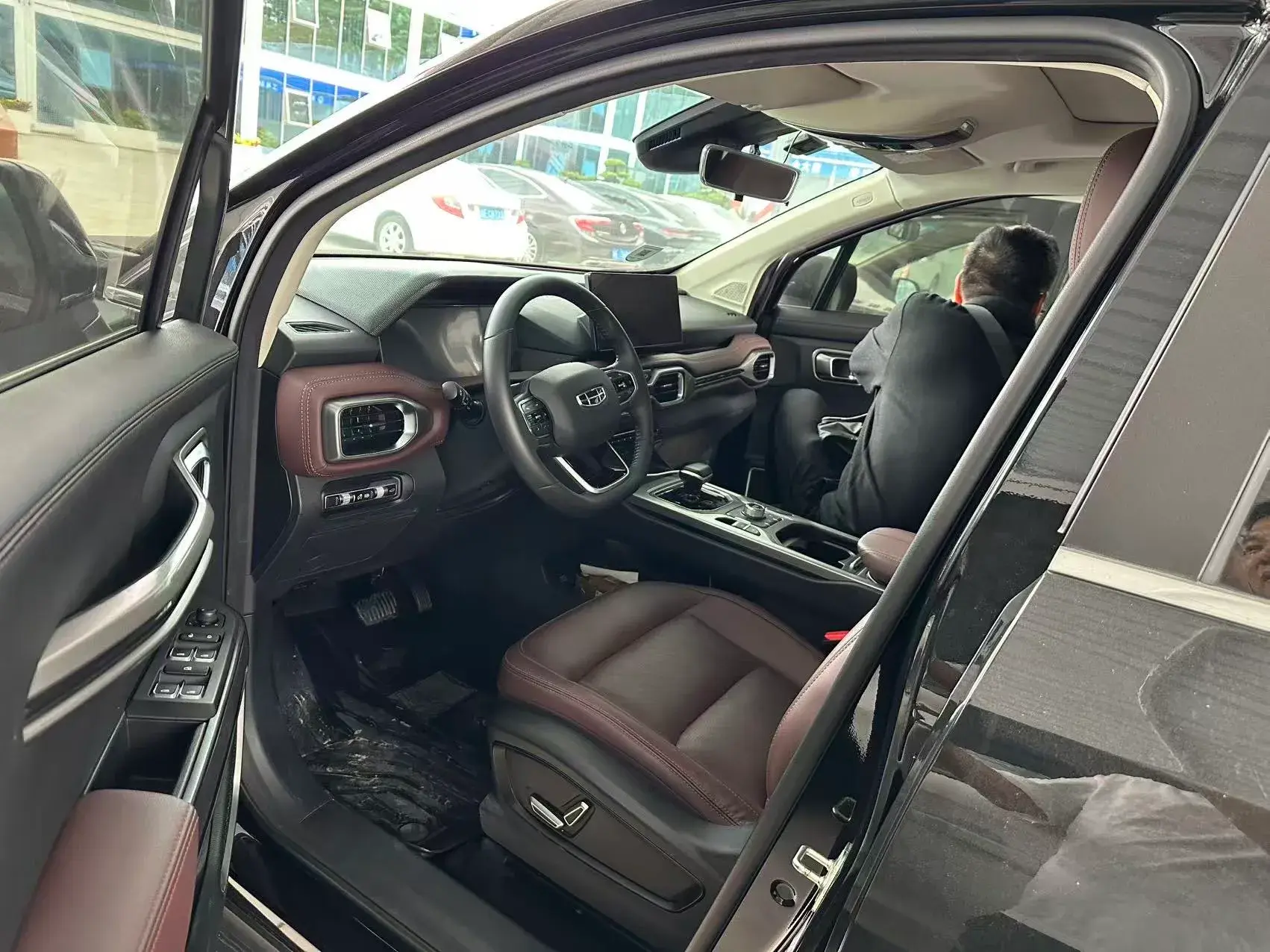 2022 GEELY OKAVANGO thumbnail 3