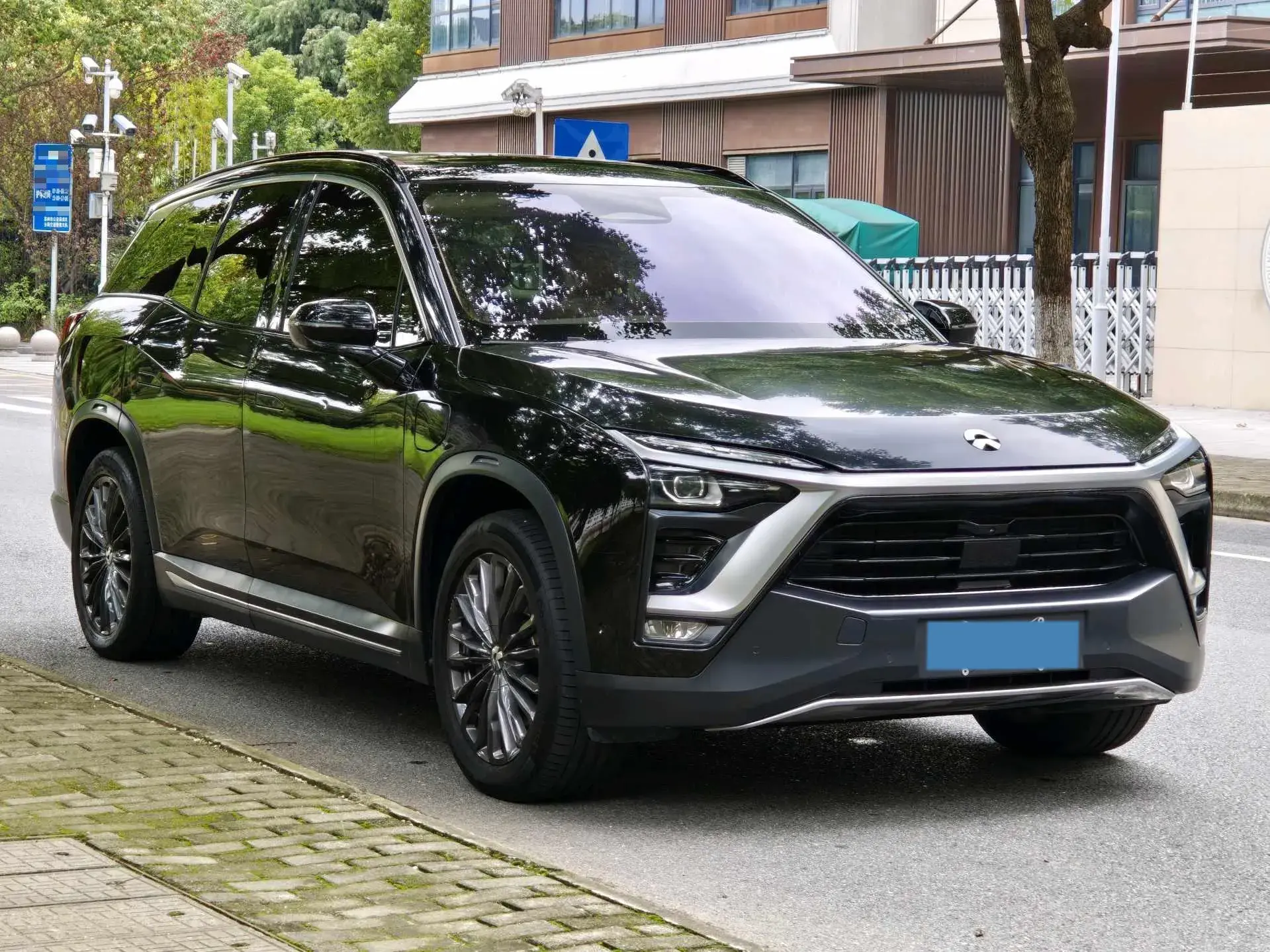 2018 NIO ES8 thumbnail 3