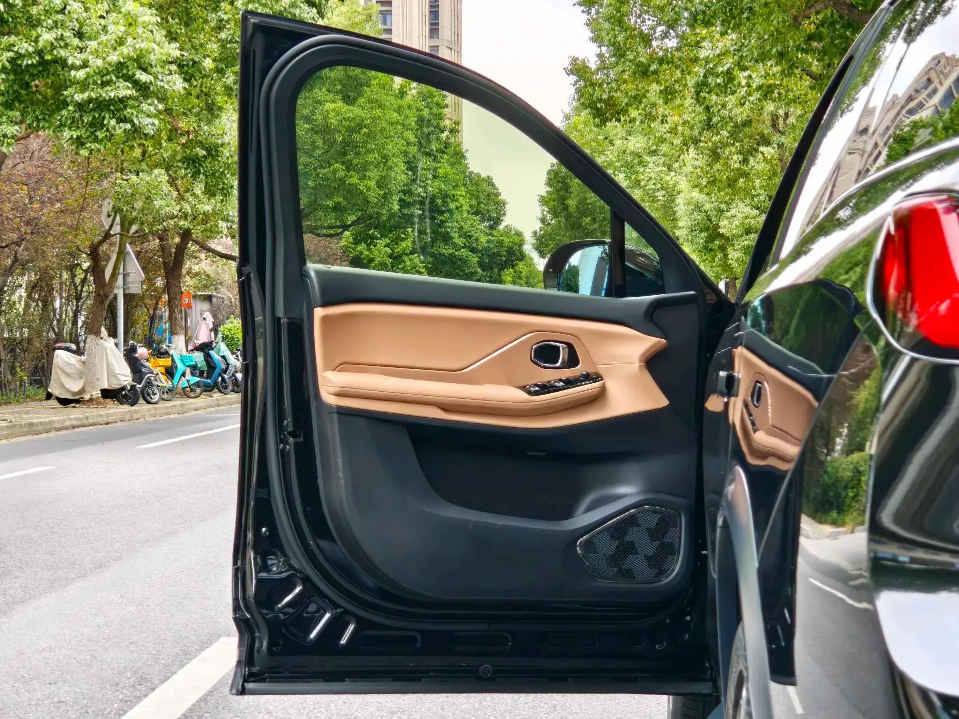 2018 NIO ES8 thumbnail 4