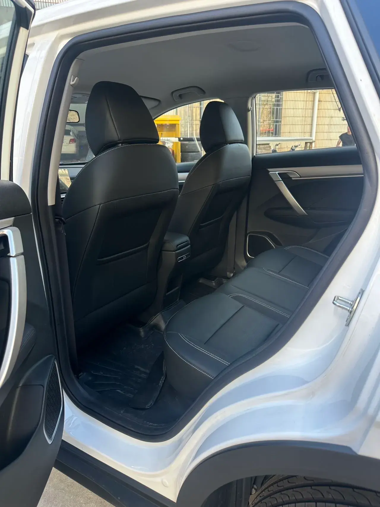 2025 GEELY COOLRAY thumbnail 4