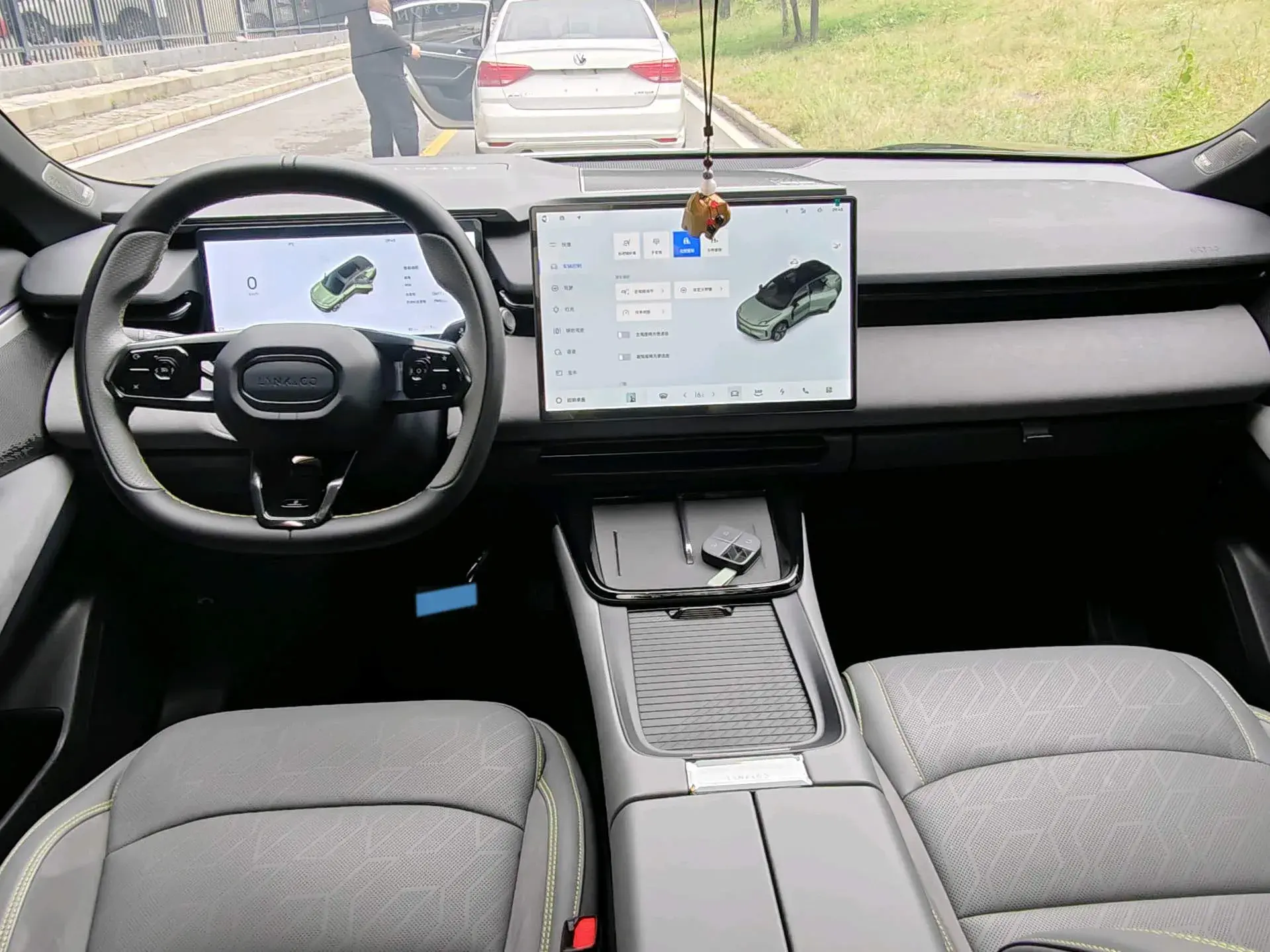 2025 LYNK&CO 08 thumbnail 4