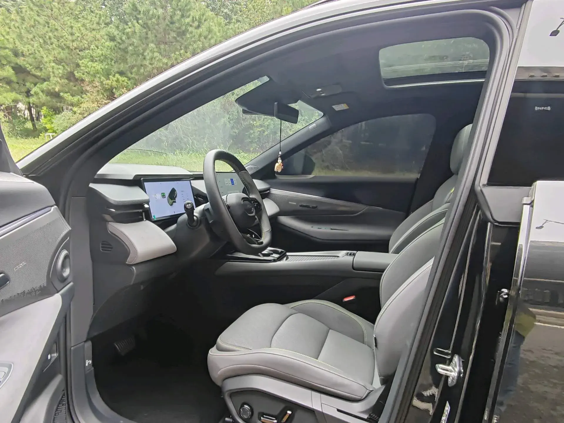 2025 LYNK&CO 08 thumbnail 3