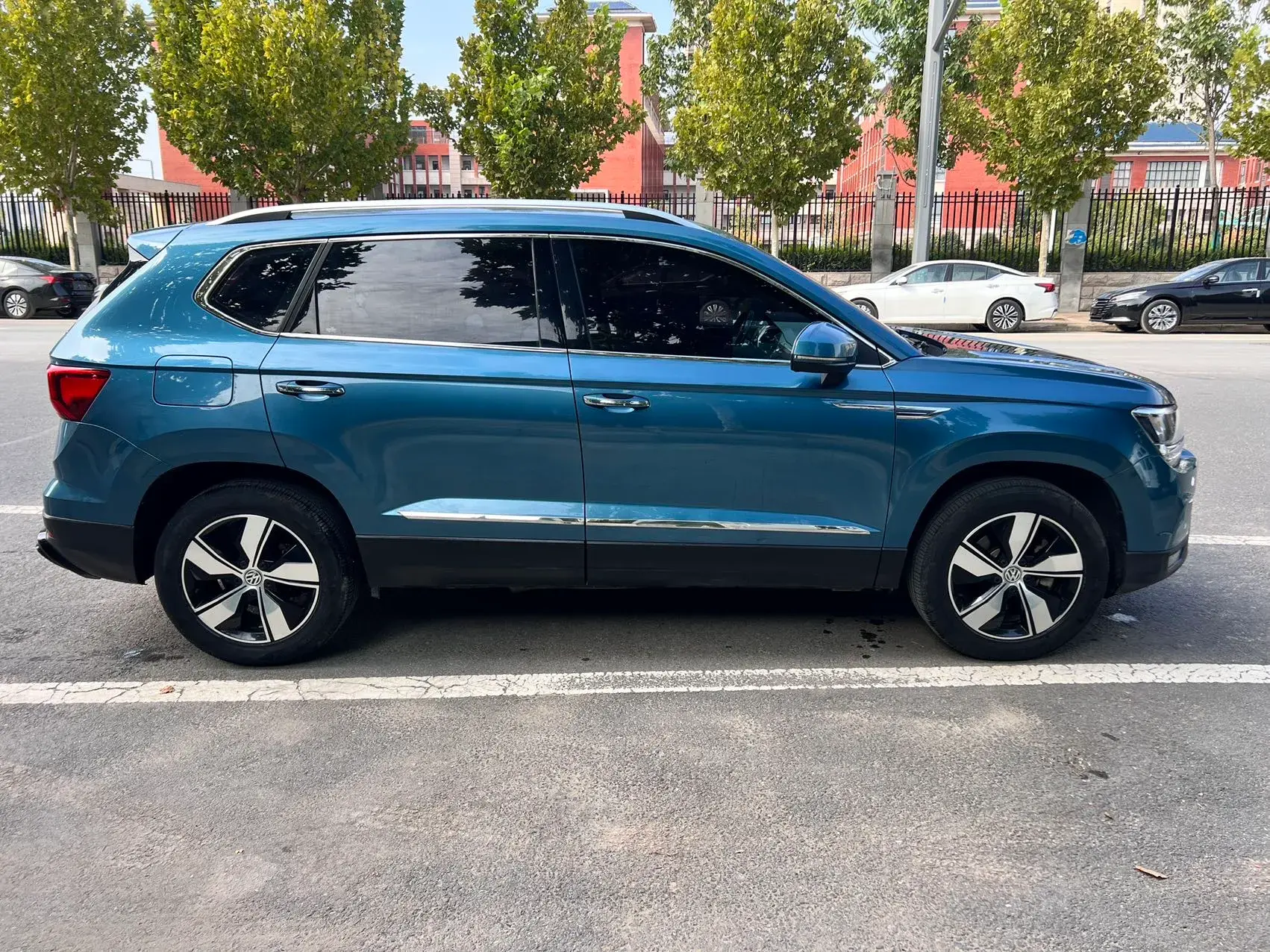 2021 VOLKSWAGEN THARU thumbnail 4