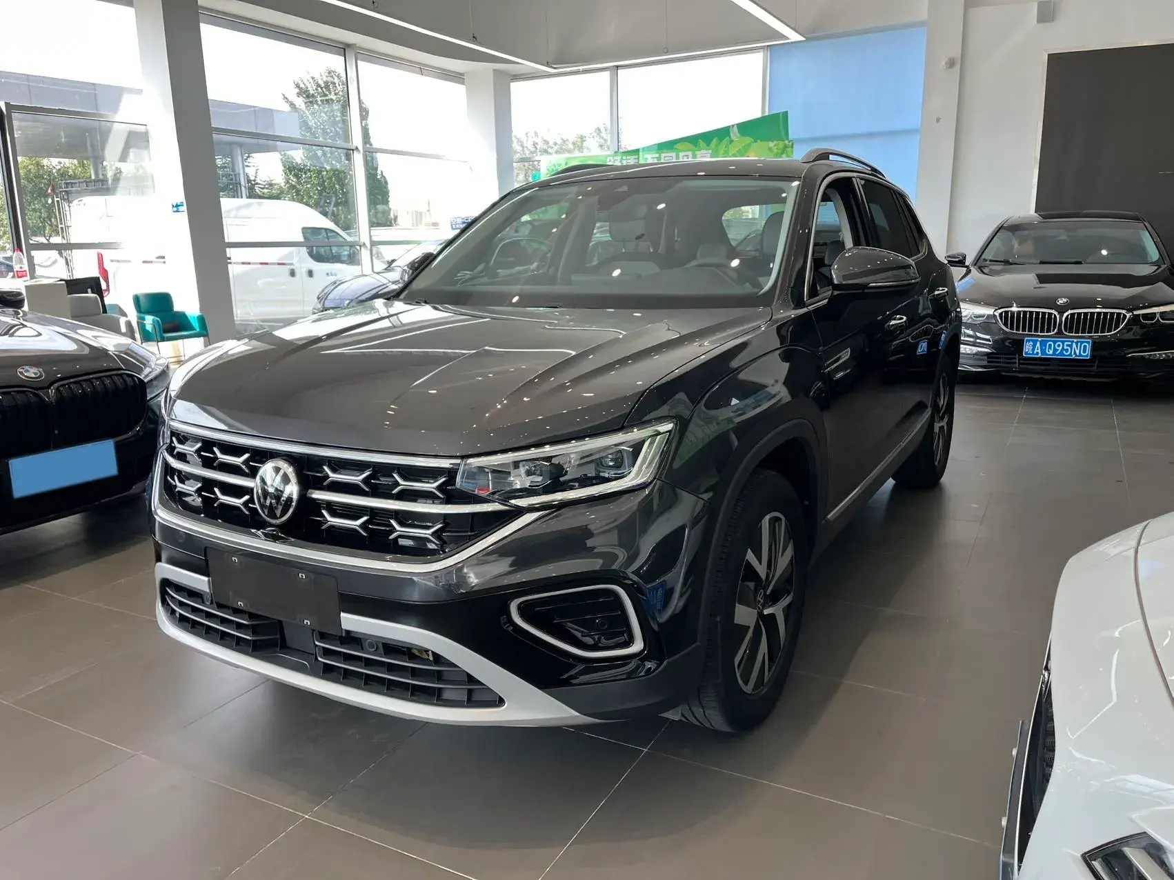 2024 VOLKSWAGEN TAYRON view 1