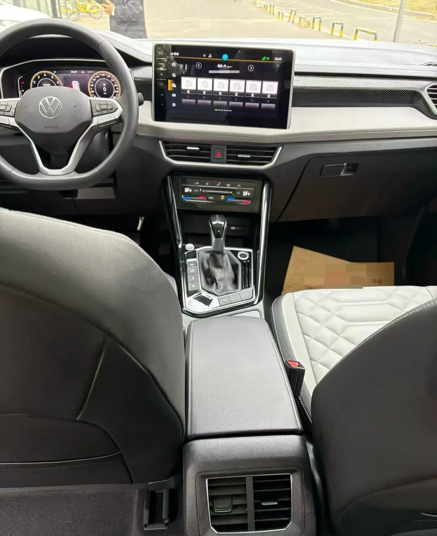 2023 VOLKSWAGEN TAYRON thumbnail 3