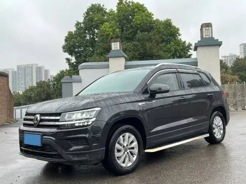 2021 VOLKSWAGEN THARU view 1