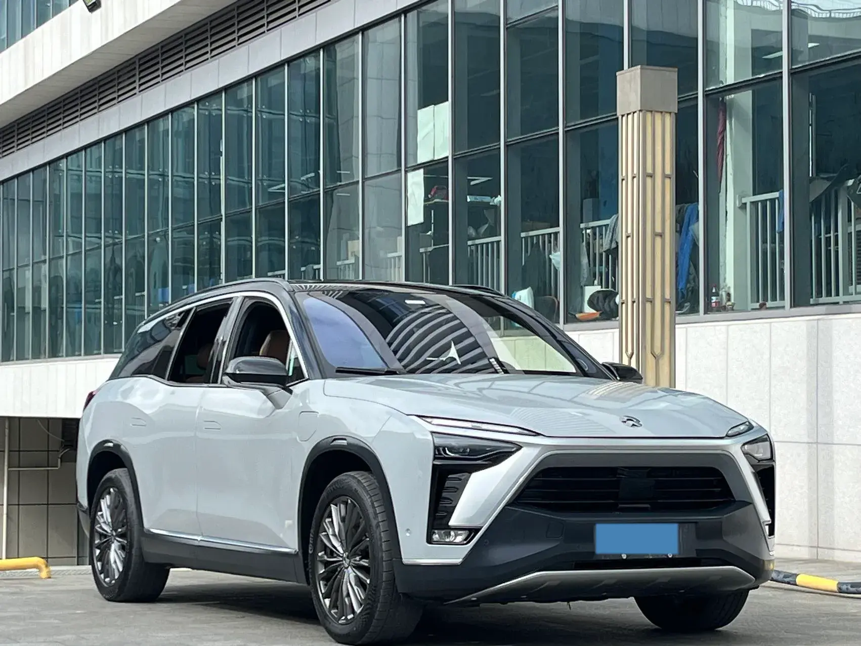 2022 NIO ES8 thumbnail 3