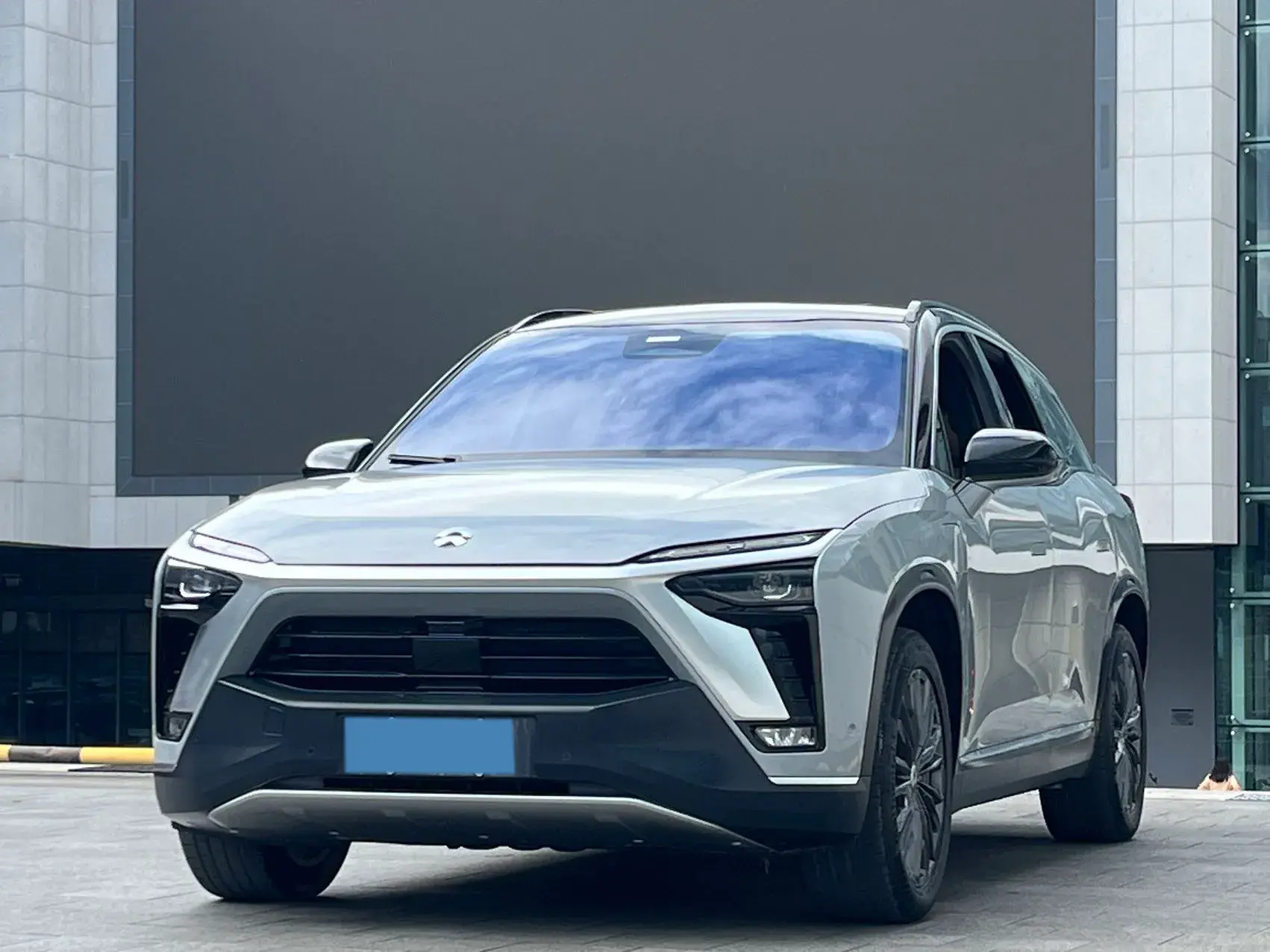 2022 NIO ES8 view 1