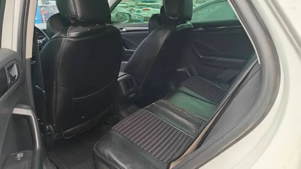 2018 VOLKSWAGEN T-ROC thumbnail 3