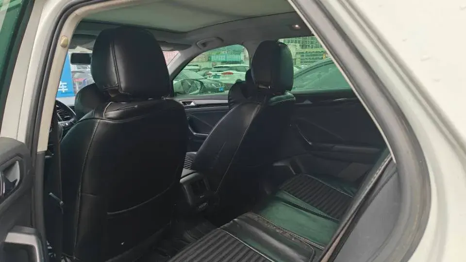 2018 VOLKSWAGEN T-ROC thumbnail 4