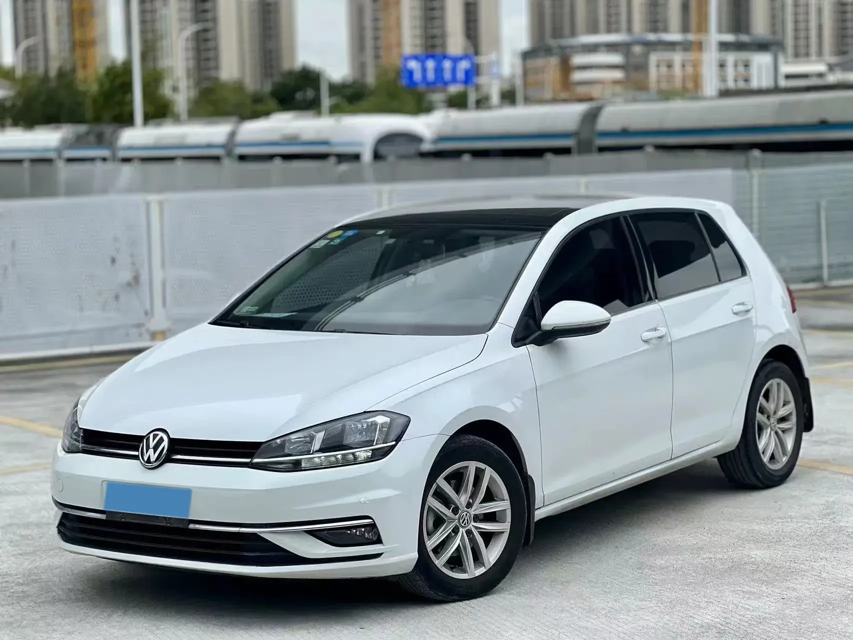 2018 VOLKSWAGEN GOLF view 1