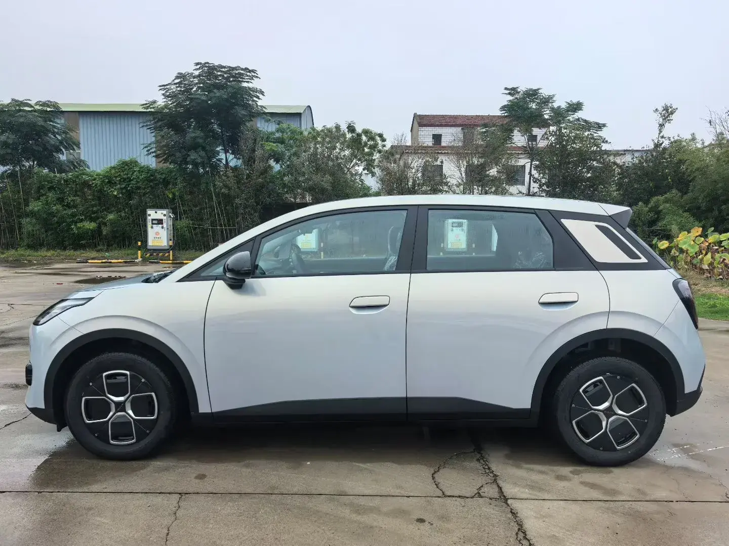 2025 AION AION thumbnail 3