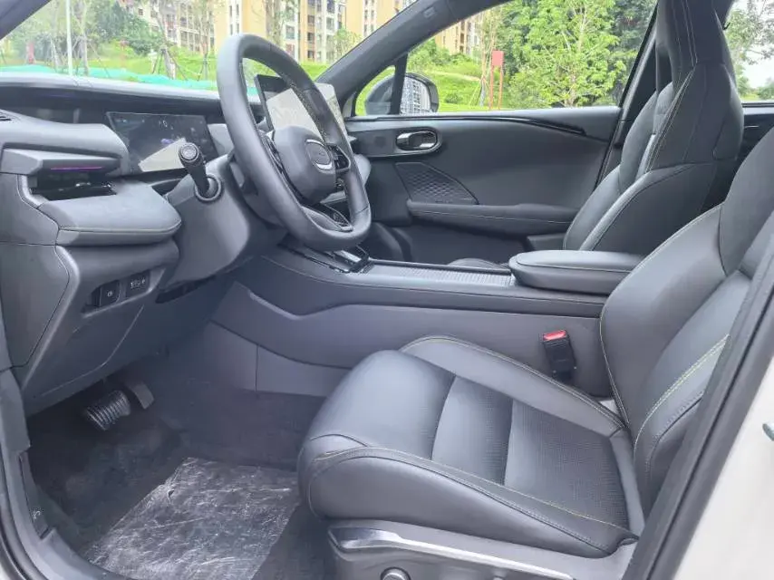 2025 LYNK&CO 06 thumbnail 3