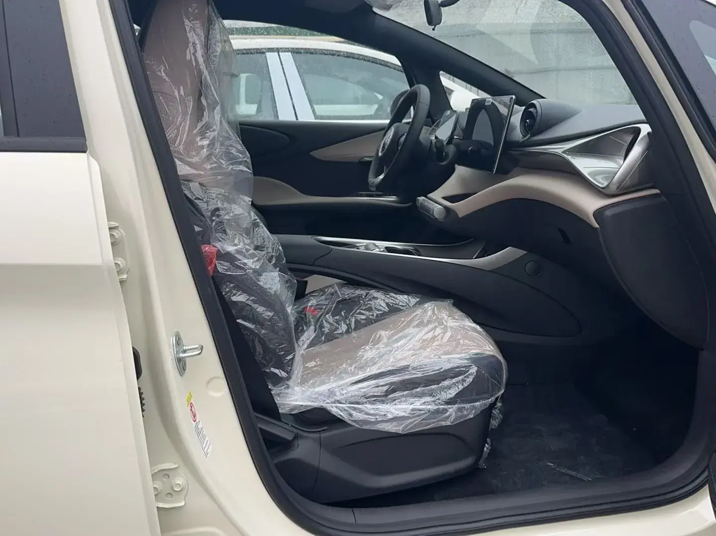 2025 BYD DOLPHIN thumbnail 2