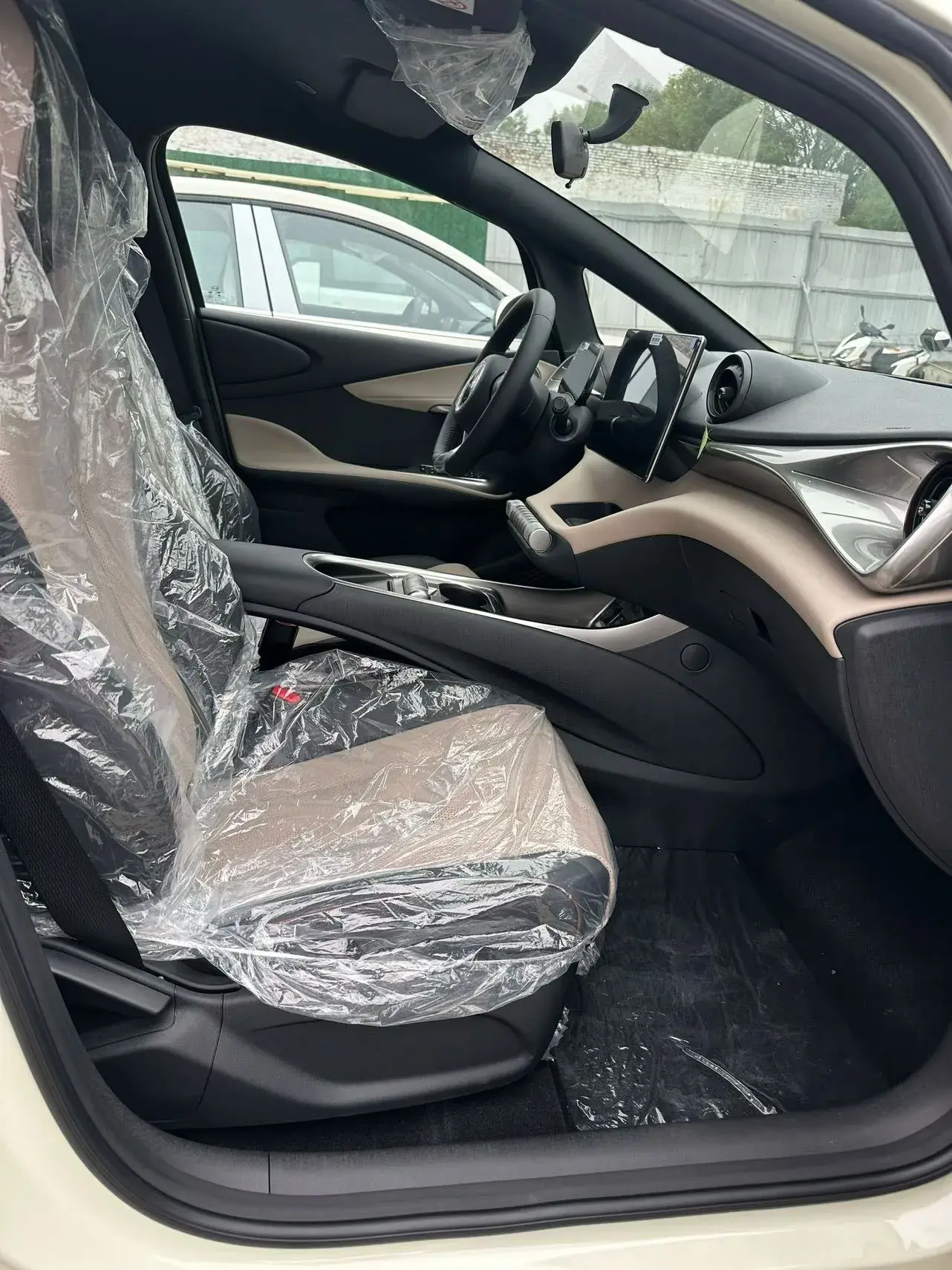 2025 BYD DOLPHIN thumbnail 4